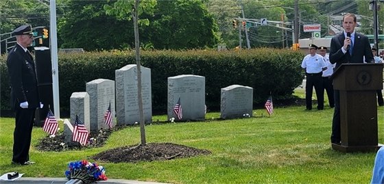 Photo of Mayor Perry and MTPD Chief R. Craig Weber at Police Memorial Service