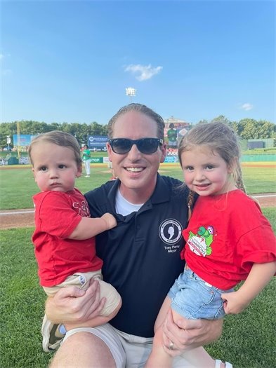 Mayor Perry with children at Middletown Night