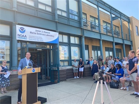 Mayor Perry speaks at the James J. Howard Marine Sciences Laboratory ribbon cutting