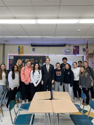 Group photo of Mayor Perry and students