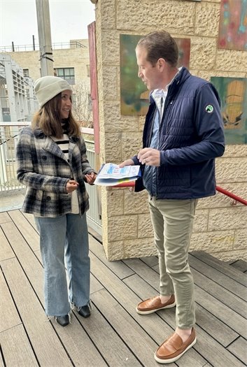 Mayor Tony Perry was honored to personally deliver heartfelt homemade cards on behalf of Middletown students.