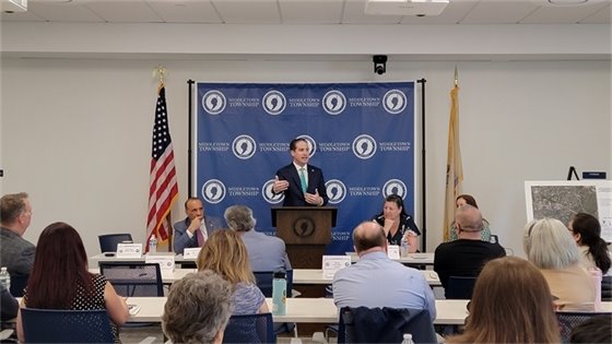 Mayor Perry speaks at the Small Business Roundtable